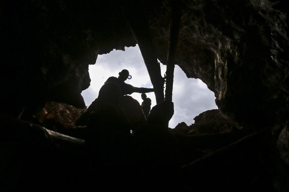 Desabamento de mina faz sete mortos. Há várias pessoas soterradas