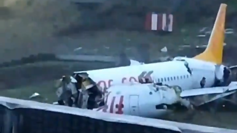 120 feridos no despiste de avião que se partiu em três