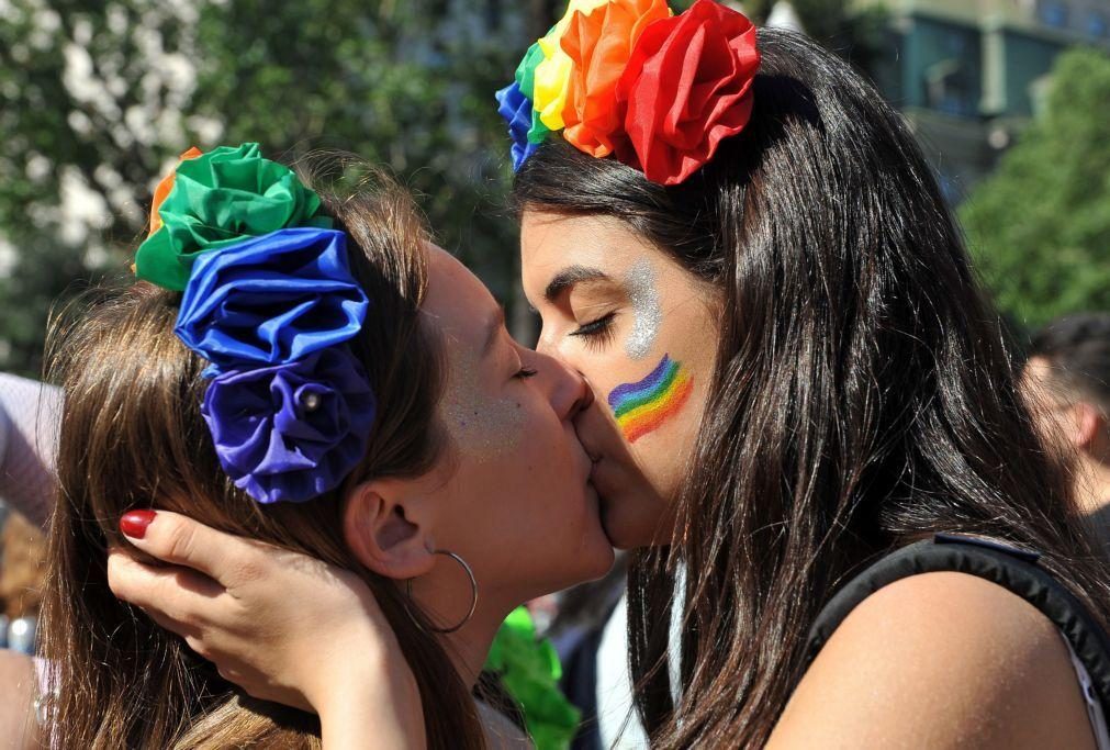 Suíços aprovam por referendo lei contra a homofobia