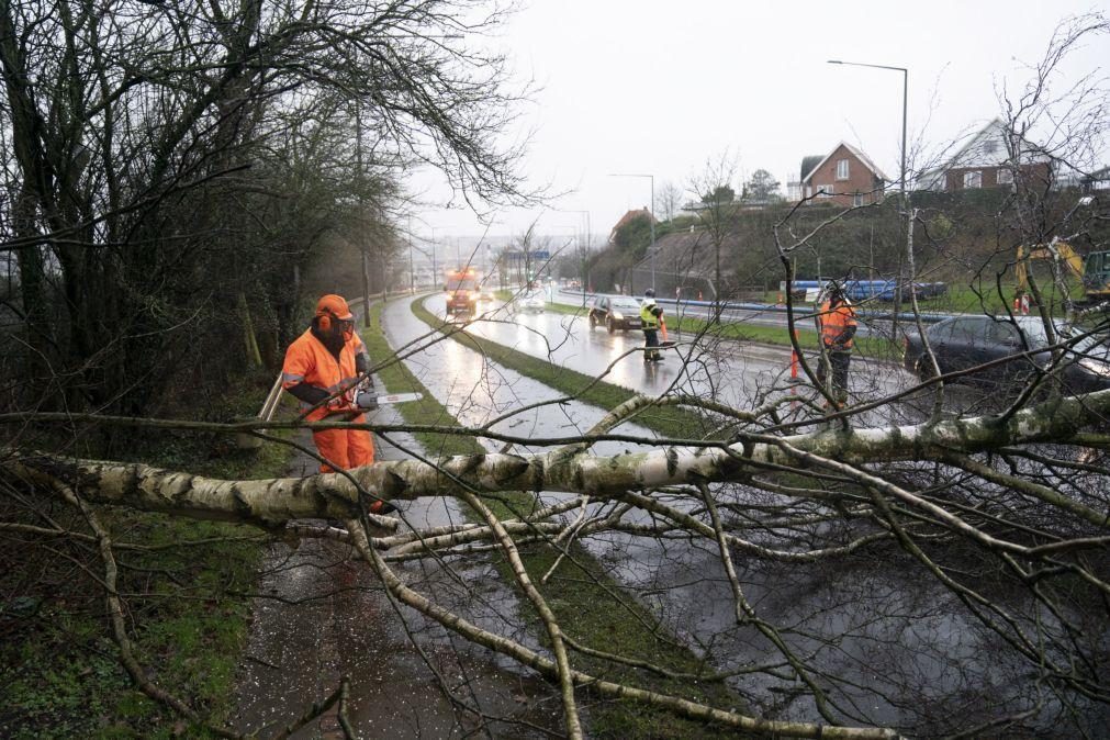 Tempestade Ciara atinge oeste da Europa. Reino Unido é o país mais afetado