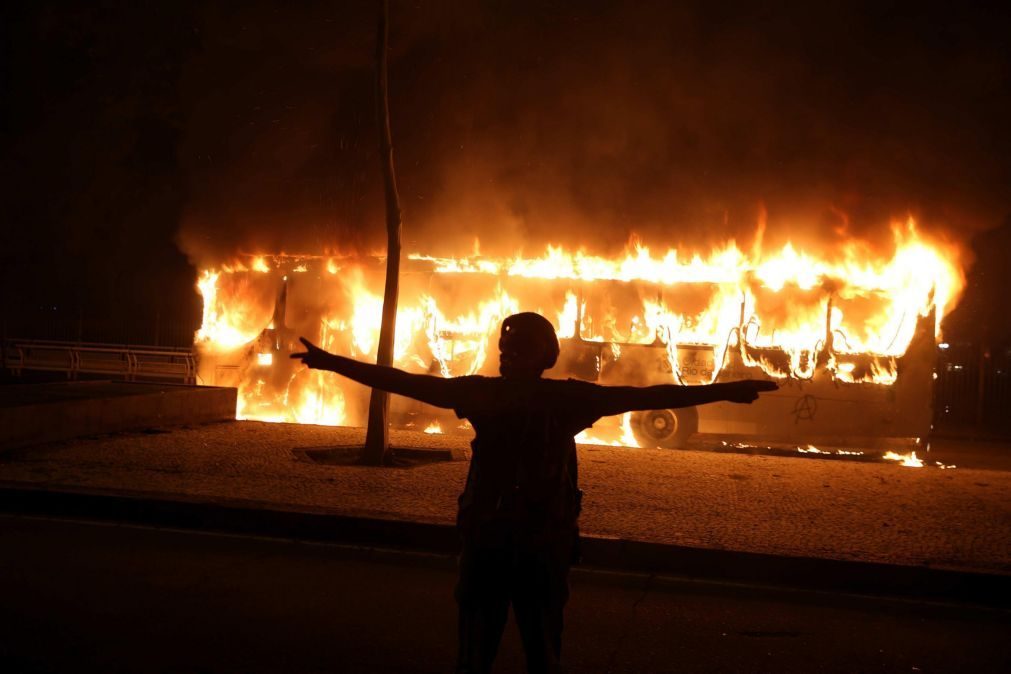 Homens mascarados incendeiam autocarros na cidade do Rio de Janeiro