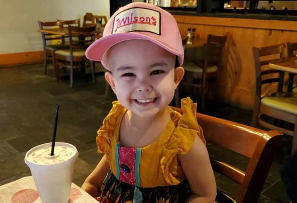 Menina de 3 anos com cancro surpreendida pelo seu restaurante preferido