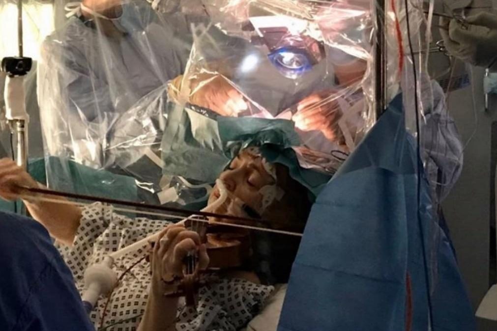 Britânica toca violino durante operação enquanto lhe retiram tumor cerebral