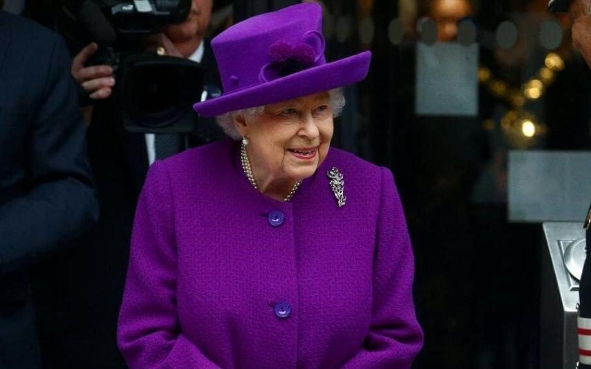 Rainha Isabel II Revela que precisou de um tratamento médico durante a adolescência