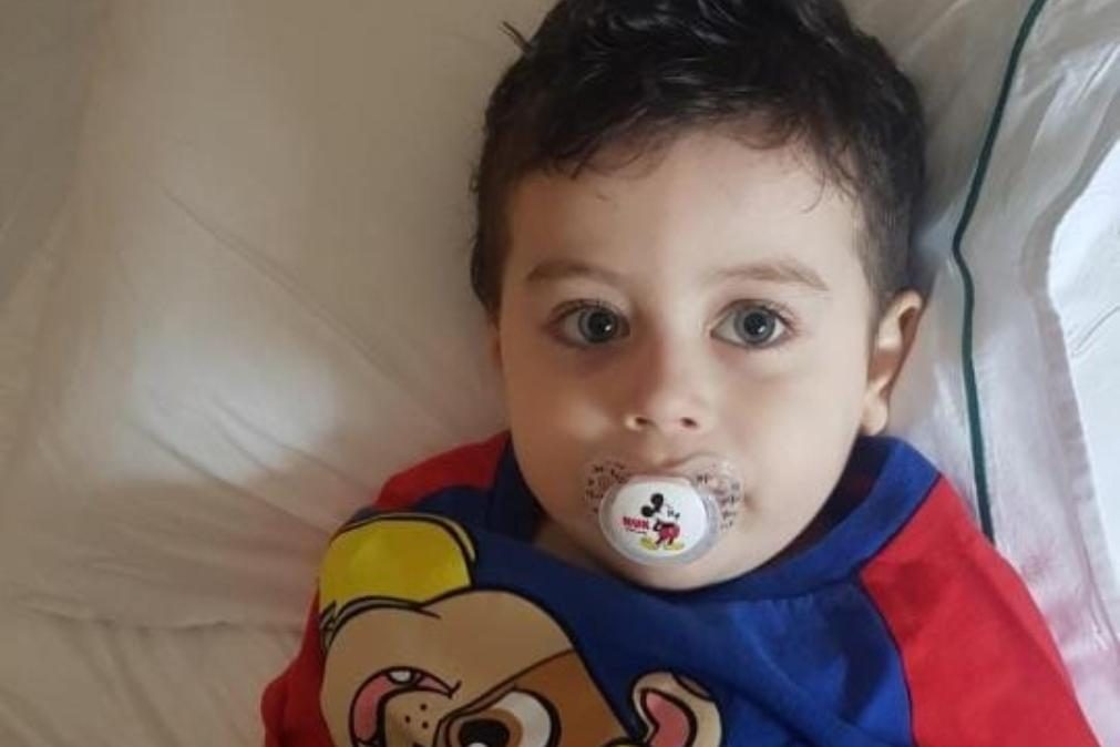 Tomás tem leucemia e a mãe está desempregada. Família pede ajuda