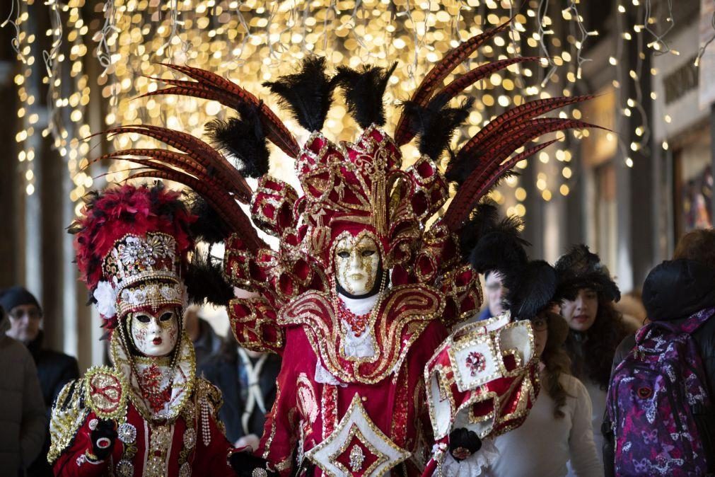 Coronavírus infeta 132 pessoas e Itália suspende Carnaval de Veneza