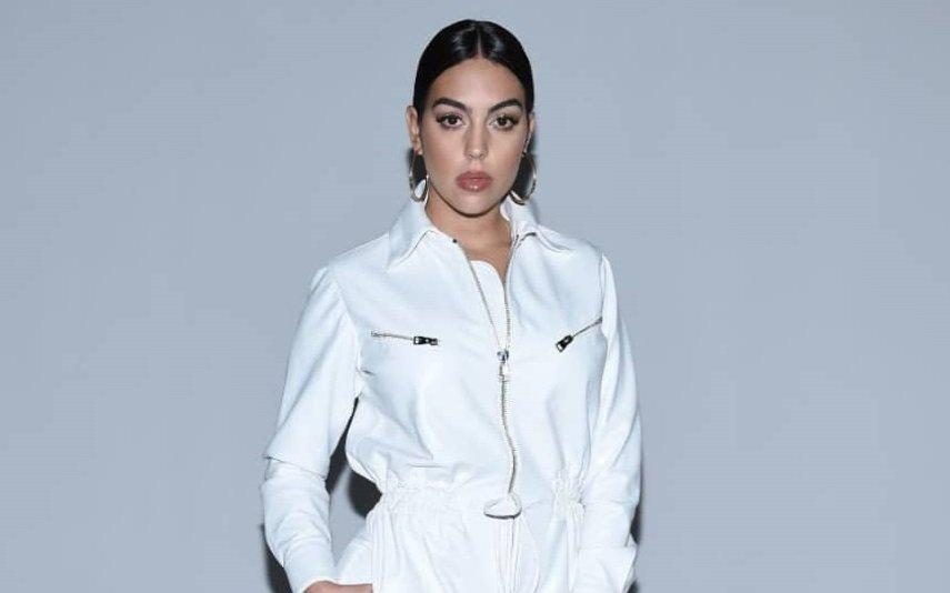 Georgina Rodriguez ao lado de Cristianinho, arrasa com macacão branco de milhares de euros