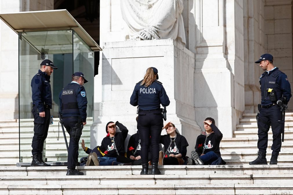 PSP detém ativistas acorrentados em frente ao parlamento pelos direitos dos animais