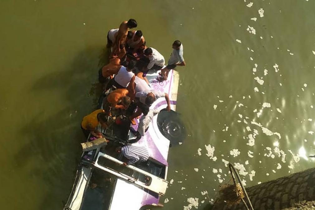 Autocarro cai em rio e morrem 24 convidados a caminho de casamento