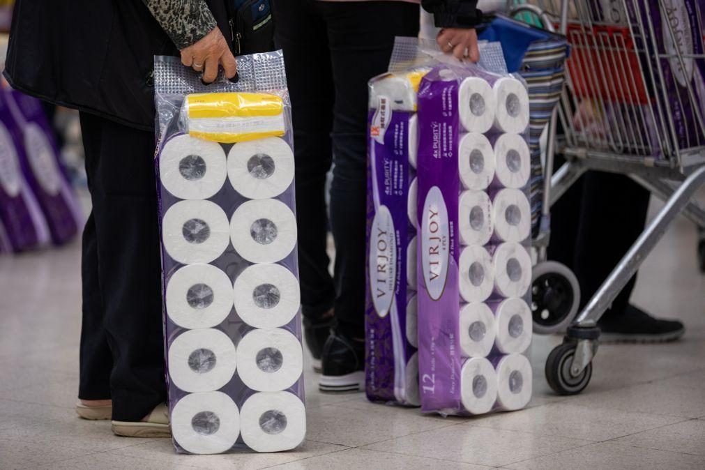 Covid-19: Supermercados na Austrália colocam limites à compra de papel higiénico