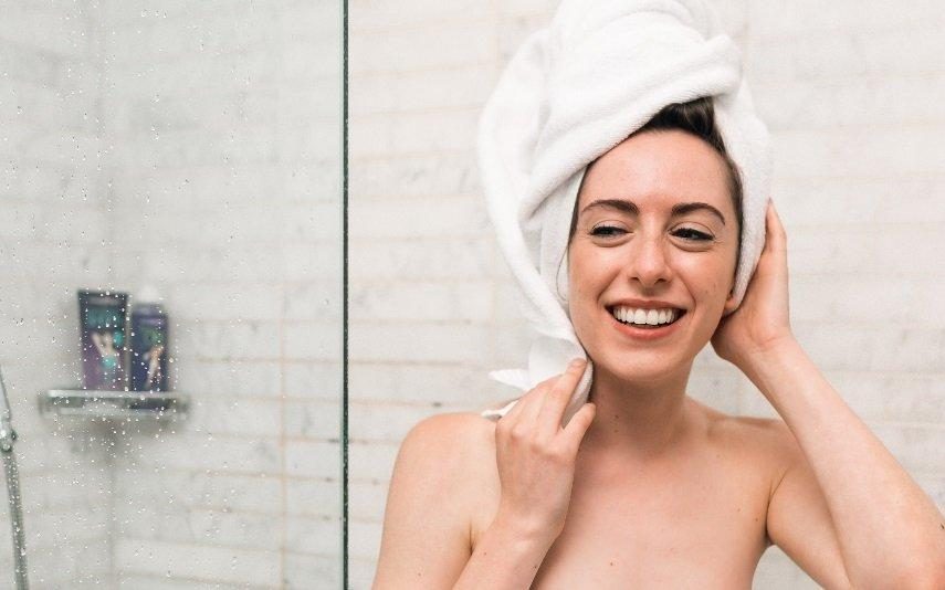 É saudável tomar banho todos os dias? Dermatologistas respondem