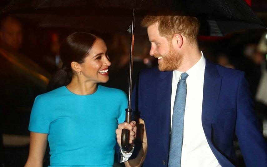 Meghan Markle Debaixo da tempestade, regressa ao Reino Unido sorridente