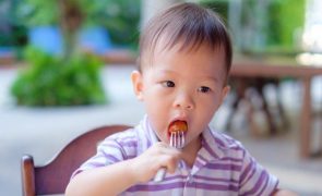 Dez alimentos perigosos que podem sufocar uma criança