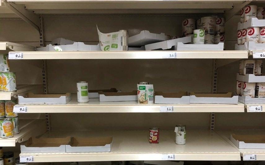 coronavírus Pandemia deixa prateleiras de supermercados vazias