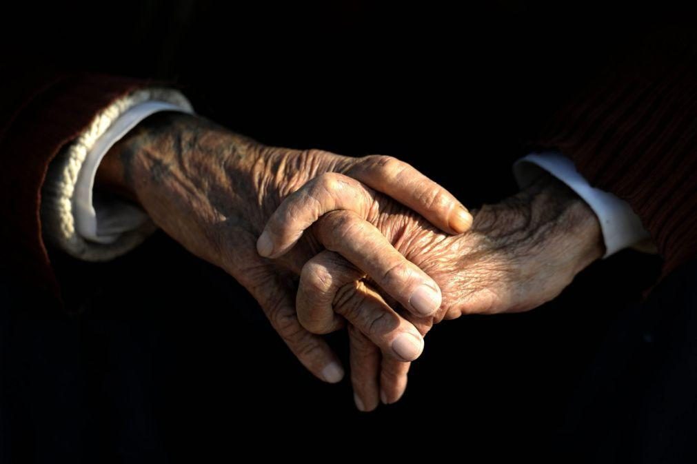 Idoso de 83 anos agride colega de lar à navalhada