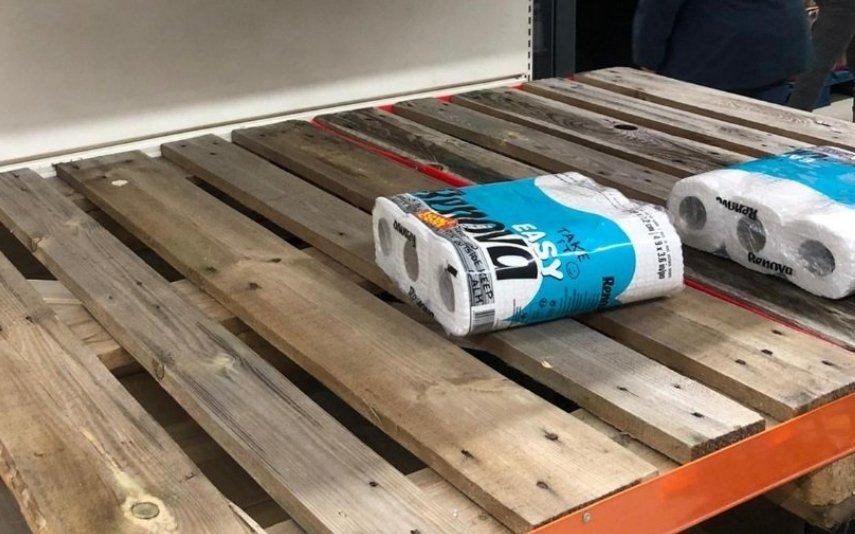 Coronavírus Casal apaixona-se num supermercado... e tudo por causa do papel higiénico