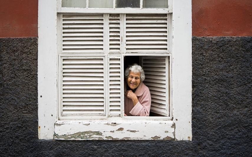 Covid-19: Vizinhos surpreendem idosa no dia do seu aniversário [vídeo]