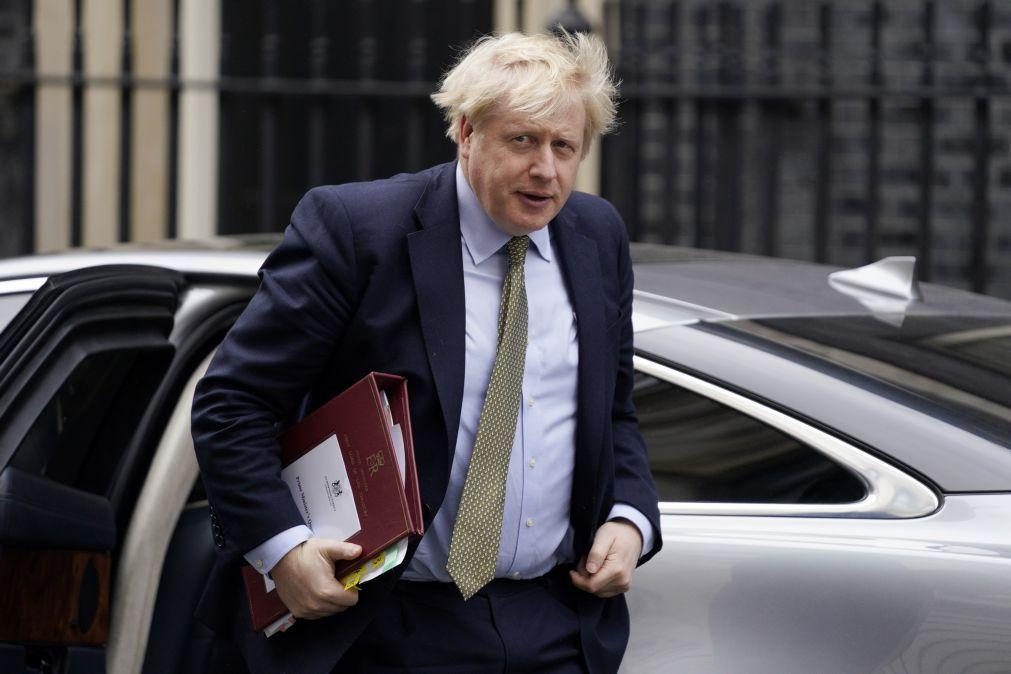 Covid-19: Boris Johnson ordena encerramento 'pubs', cafés e restaurantes a partir de hoje