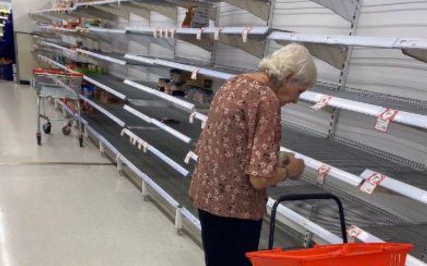 Covid-19: Fotografia de idosa a chorar em supermercado vazio comove o Mundo