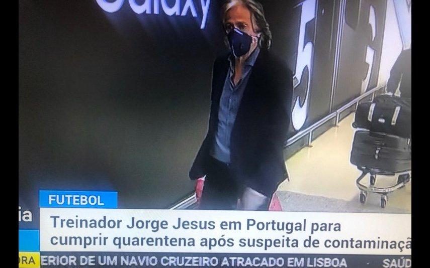 Jorge Jesus chega a Portugal de luvas e máscara