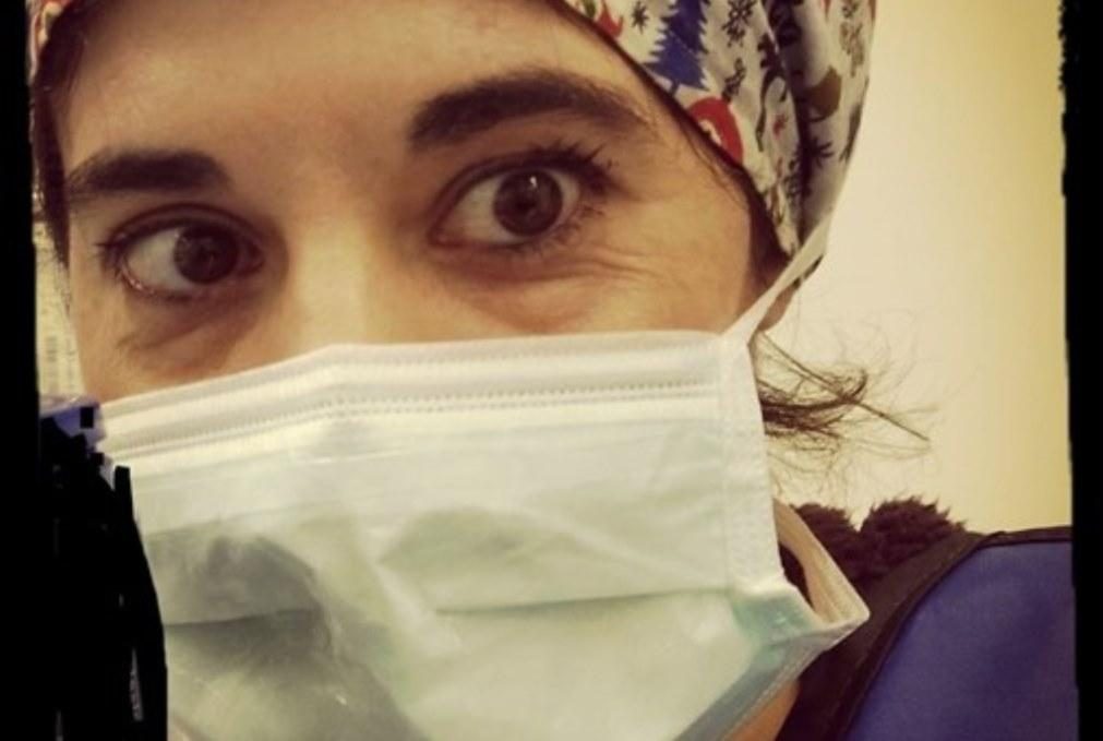 Covid-19: Enfermeira de 34 anos suicida-se depois de ter teste positivo