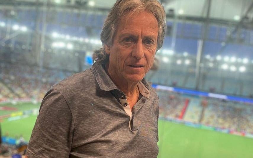 Jorge Jesus não consegue fugir à Covid-19 Técnico viajou com um infetado e poderá estar em risco de contrair a doença