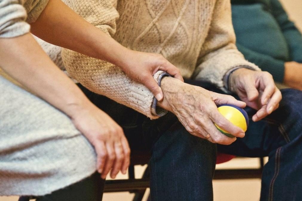 Covid-19: Falsos médicos prometem vacina a idosos e levam-lhes dinheiro