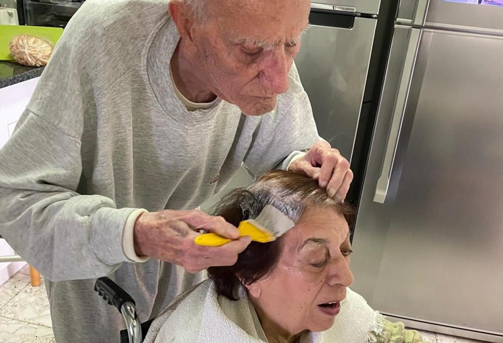 Idoso de 92 anos pinta cabelo à mulher durante a quarentena
