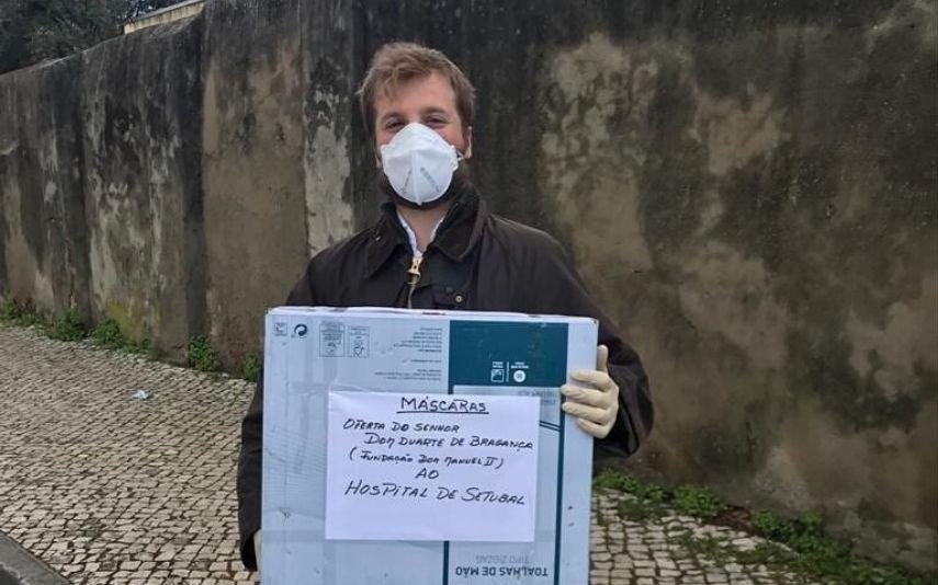 Dom Afonso de Bragança Filho de Dom Duarte entrega máscaras ao hospital em nome do pai
