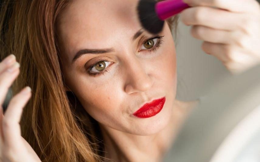 8 mitos sobre maquilhagem que as mulheres ainda acreditam
