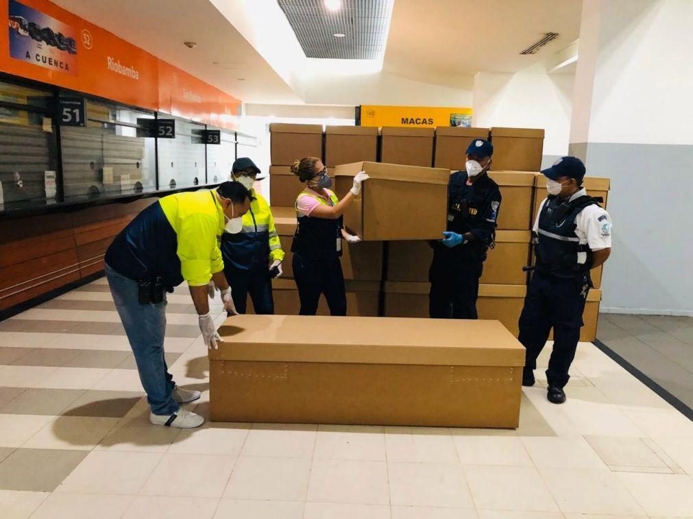Equador enterra mortos da Covid-19 em caixões de papelão