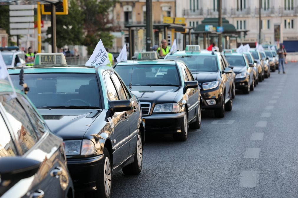 Covid-19: Parlamento chumba apoio para taxistas e domésticos em situação de precariedade