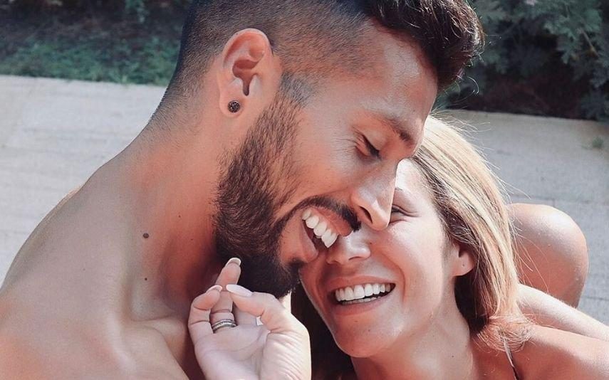 Garay O beijo apaixonado com a mulher após vencer a Covid-19