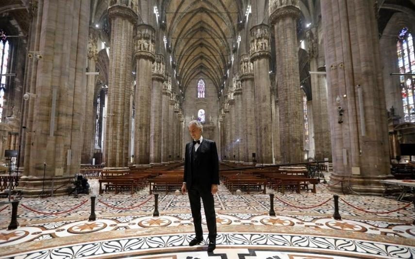 Andrea Bocelli Dá concerto arrepiante na Catedral de Milão... sem público (Vídeo)