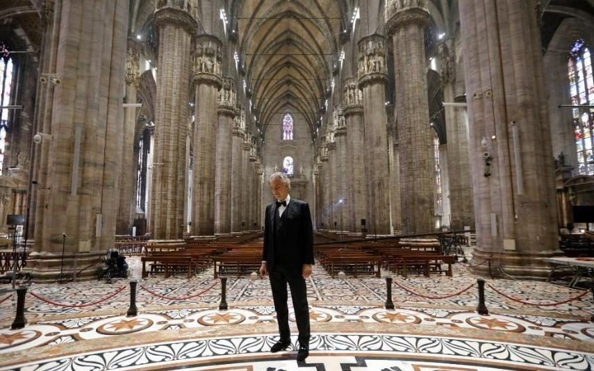 Andrea Bocelli Dá concerto arrepiante na Catedral de Milão... sem público (Vídeo)