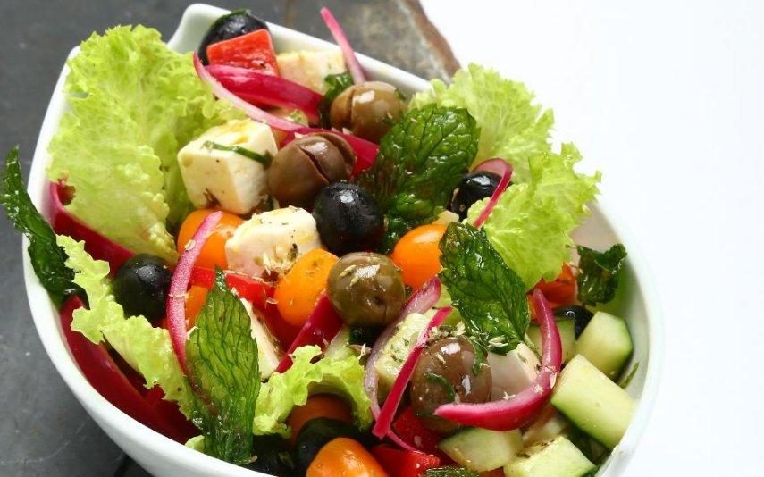 Salada grega Depois dos doces da Páscoa, uma alternativa mais saudável