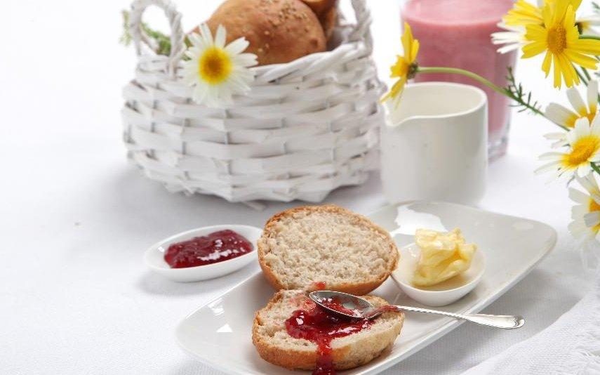 Este pão de leite feito no micro-ondas é ideal para o seu pequeno-almoço