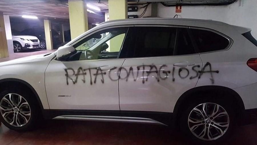 Covid-19. Carro de médica ginecologista vandalizado. 