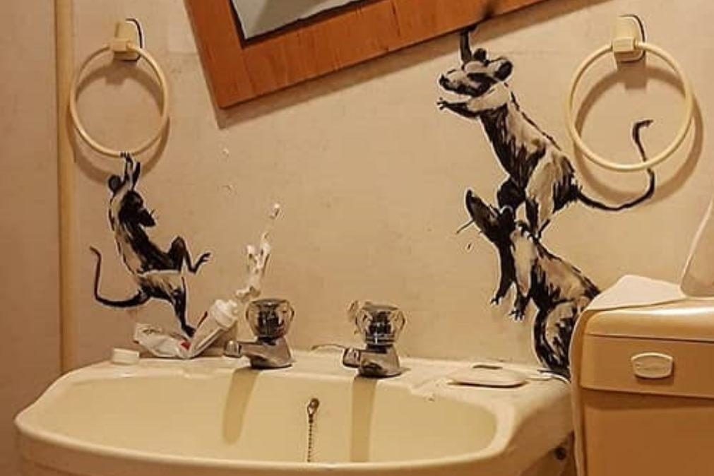 Banksy impedido de sair de casa faz intervenção na casa de banho