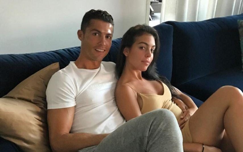 Cristiano Ronaldo e Georgina Rodriguez Casal mostra-se na cama com os filhos para começar bem o dia