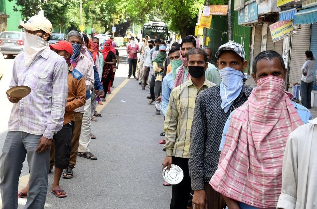 Cem mil pessoas violam restrições de confinamento em funeral religioso no Bangladesh