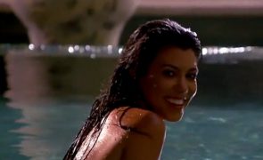 Kourtney Kardashian nua na piscina [veja o vídeo]