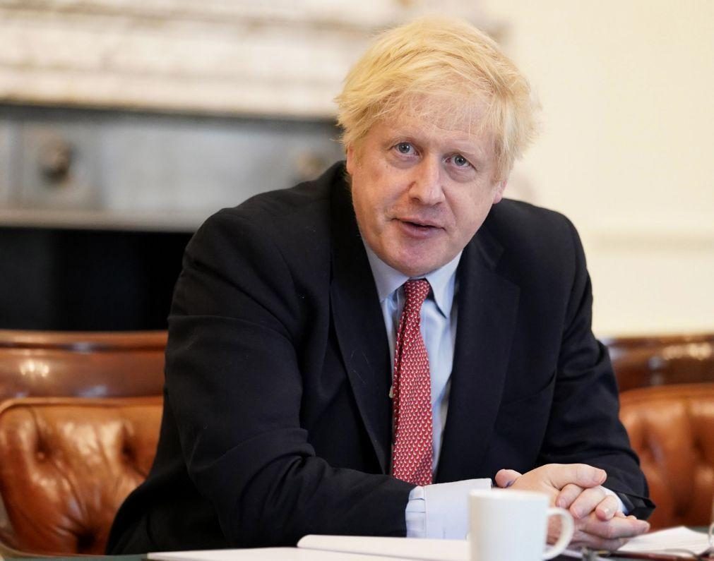 Boris Johnson junta-se a minuto de silêncio por profissionais mortos