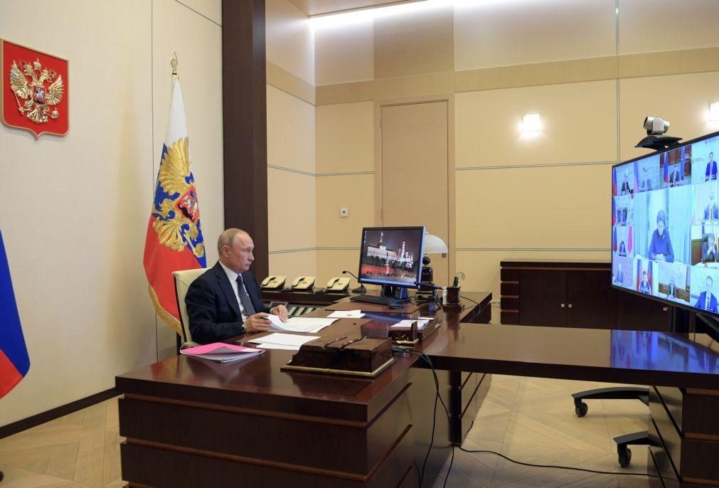 Putin diz que Rússia ainda não atingiu pico da pandemia mas admite desconfinamento em maio