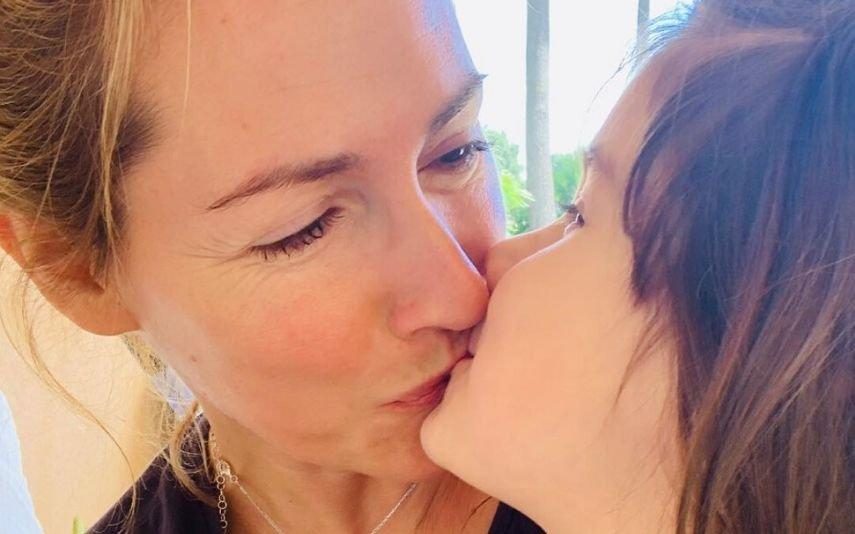 «É ridículo». Fernanda Serrano beija filha na boca e é criticada