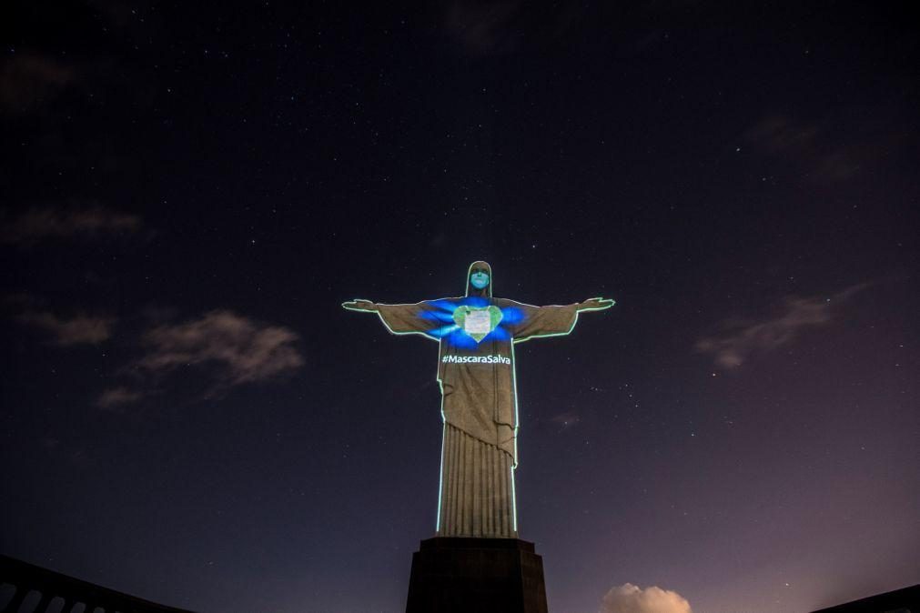 Cristo Redentor do Rio de Janeiro de máscara para alertar população
