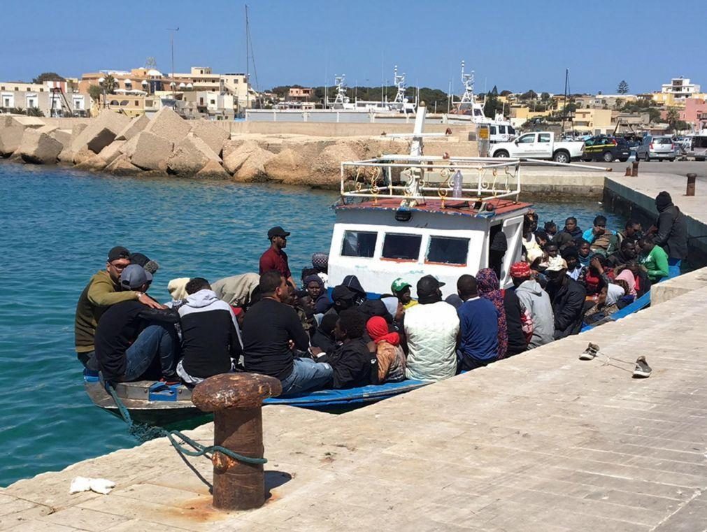Migrações: Cerca de 150 migrantes chegam à ilha italiana de Lampedusa num dia