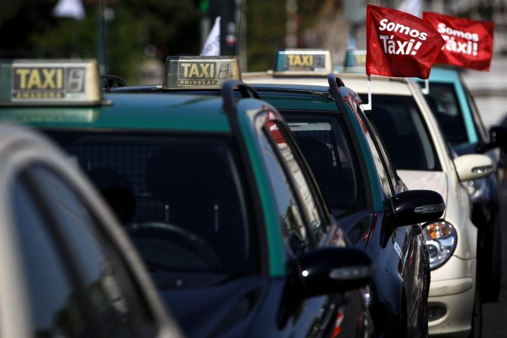 Táxis e TVDE de cinco lugares podem transportar no máximo dois passageiros