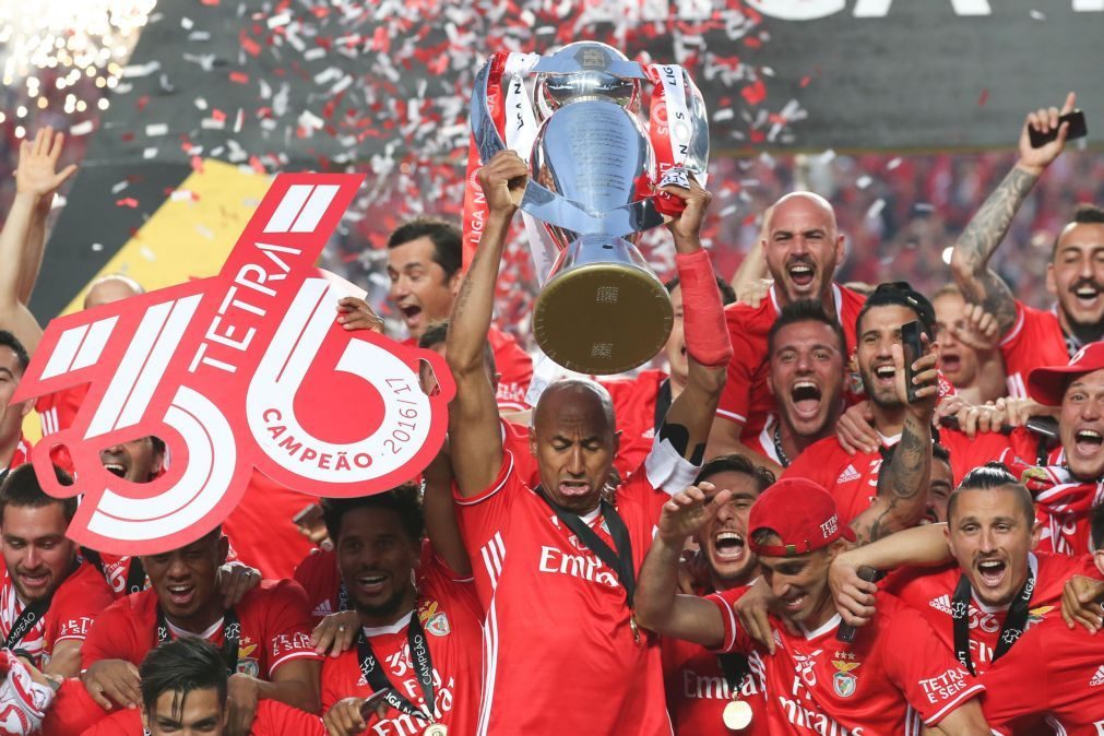 Benfica campeão: Luisão recebe troféu no relvado do Estádio da Luz