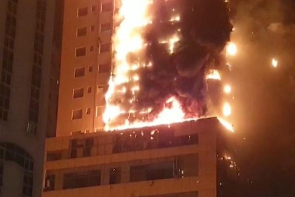 ÚLTIMA HORA! Incêndio em edifício residencial nos Emirados Árabes Unidos [vídeo]